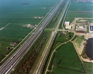 847435 Luchtfoto van de A12 (links), met parallel daaraan de C.H. Letschertweg (onderdeel van de S20, de secundaire ...